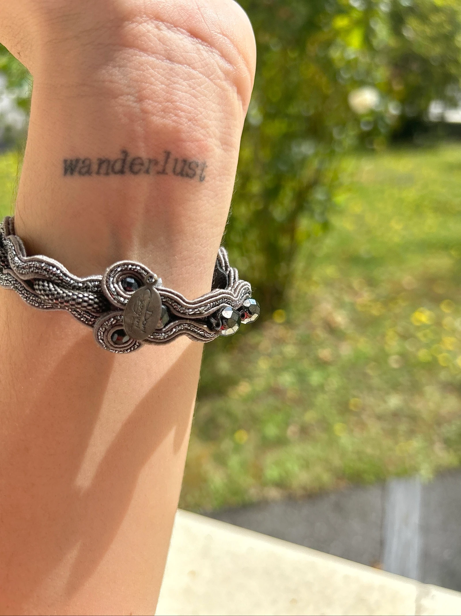 Licht aanpasbare grijze metallic verweven armband Dori Csengeri – photo 8